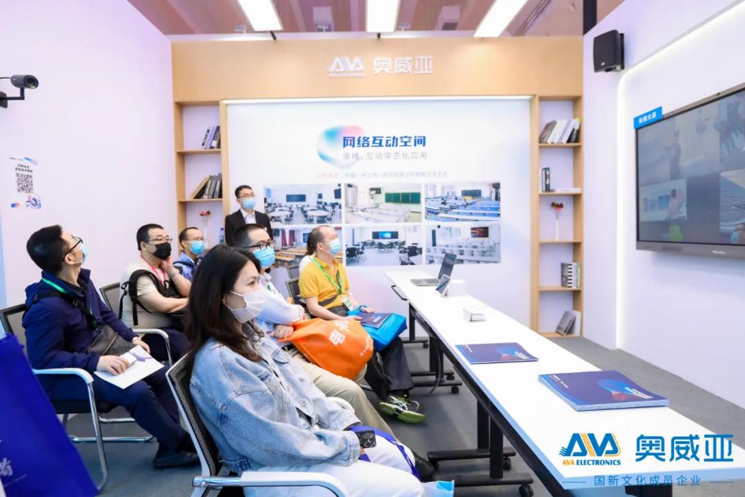 嘉賓圍坐在網絡互動空間展區參觀.jpg