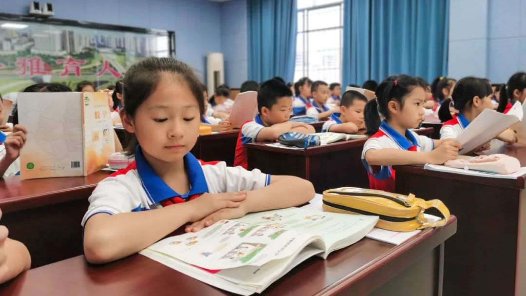 來賓市實驗小學與鳳凰鎮中心小學同步課堂【奧威亞三個課堂】學生.jpg