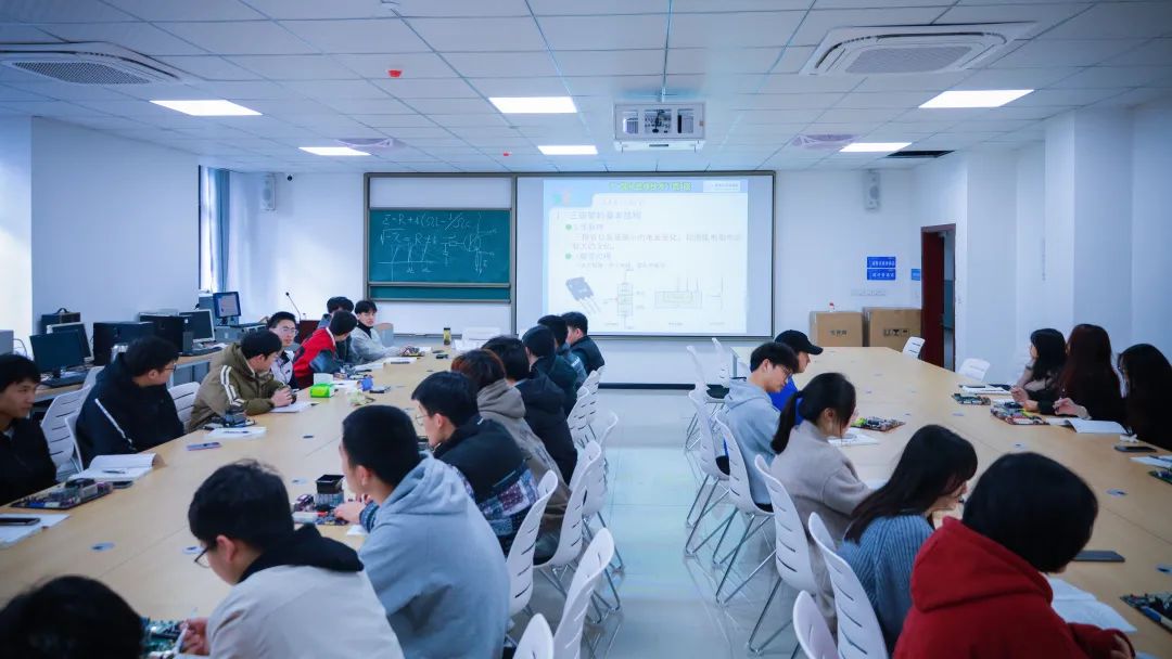 智慧教室，促進互動教學.jpg